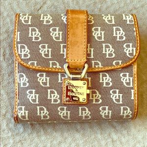 Dooney & Bourke logo wallet